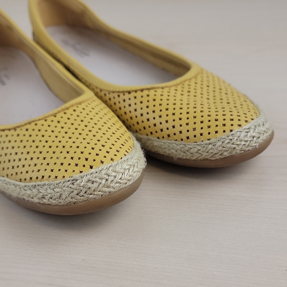 Clarks Mustard Perforated Flats - Picture 4 of 12